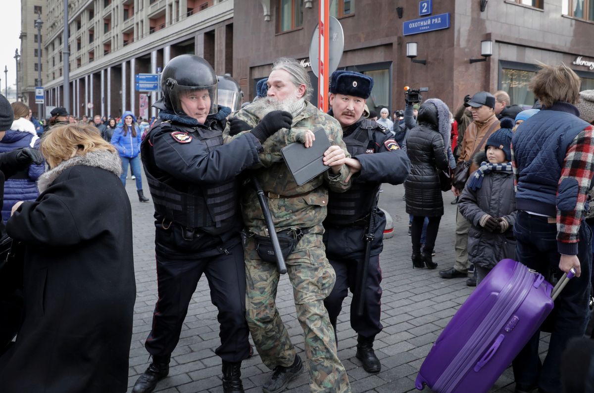 Policja w Moskwie aresztowała wielu demonstrantów. Nowej rewolucji w Rosji na razie nie będzie