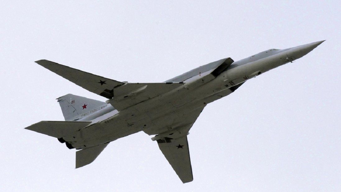 PHOTO: WOJTEK LASKI/EAST NEWS 06/05/2010 MOSKWA  Rosyjskie sily zbrojne przygotowuja sie do defilady na Dzien Zwyciestawa 9 maja 2010 r w 65. rocznice zakonczenia II wojny swiatowej. Russian military forces train for the Victory Day parade that will take place on 9 May 2010 marking the 65th anniversary of the Second World War.  N/z bombowiec strategiczny TU-22M Backfire