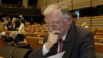 Guenter Verheugen czyta raport o krajach kandydackich