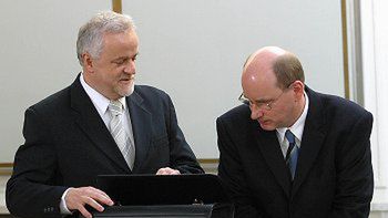 Szef Agencji Bezpieczeństwa Wewnętrznego Andrzej Barcikowski i poseł Jan Rokita przed rozpoczęciem pracy sejmowej komisji śledczej