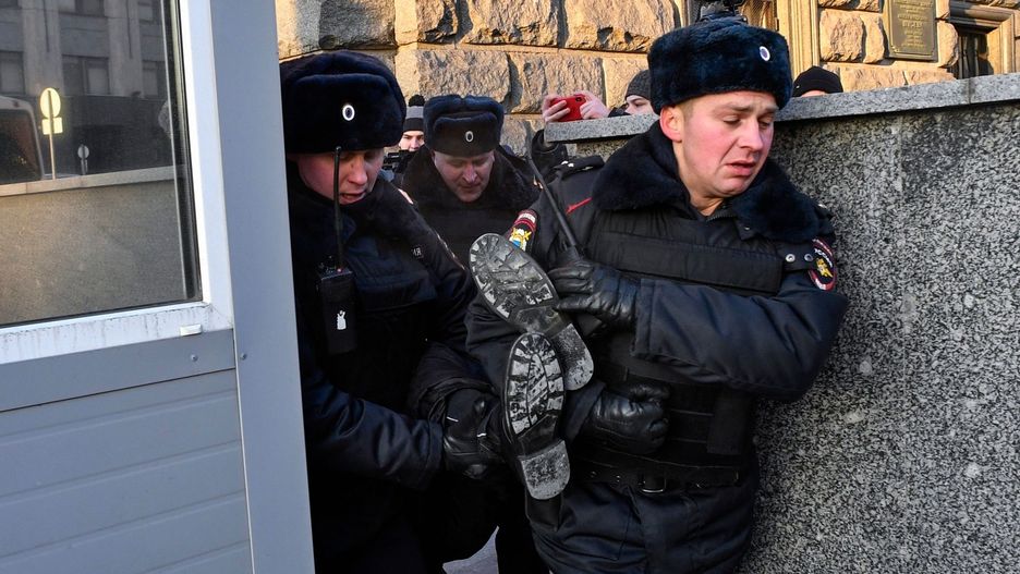 Aresztowanie demonstranta w Moskwie podczas protestu przeciwko represjom politycznym