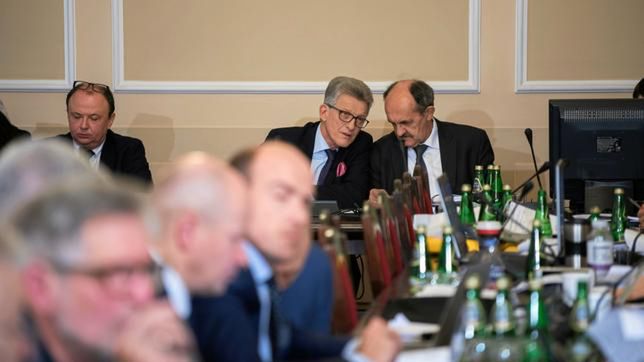 Posłowie PiS Stanisław Piotrowicz i Andrzej Matusiewicz podczas obrad Komisji Sprawiedliwości i Praw Człowieka nad ustawą o SN 