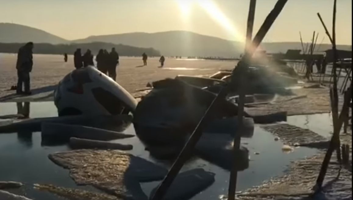 Rosja. Załamał się lód. Około 30 samochodów pod wodą