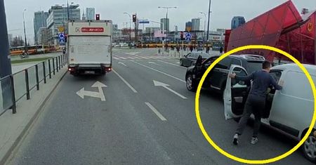 Kierowcy w Warszawie puściły nerwy. Wszystko nagrała kamera