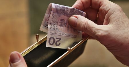 Koronawirus. Szef może obniżyć pensję, zobacz o ile