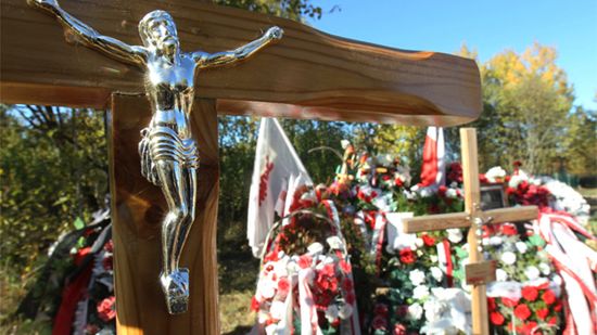 Kwiaty, znicze i krzyże na miejscu katastrofy samolotu rządowego Tu-154M