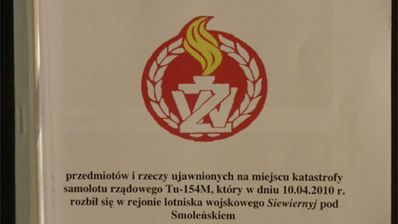 W albumie znajdują się 104 zdjęcia z przedmiotami znalezionymi na miejscu katastrofy smoleńskiej