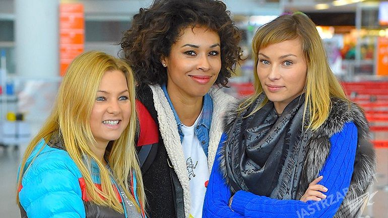 Omenaa Mensah, Kasia Bujakiewicz, Weronika Książkiewicz na lotnisku