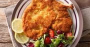 Kotlet po mediolańsku to świetna propozycja na obiad. Goście będą zachwyceni
