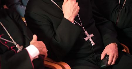 Biskupi uczą ojców jak być ojcami. Internauci skomentowali