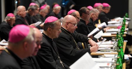 Polacy coraz gorzej postrzegają Kościół katolicki. Najnowsze badanie CBOS