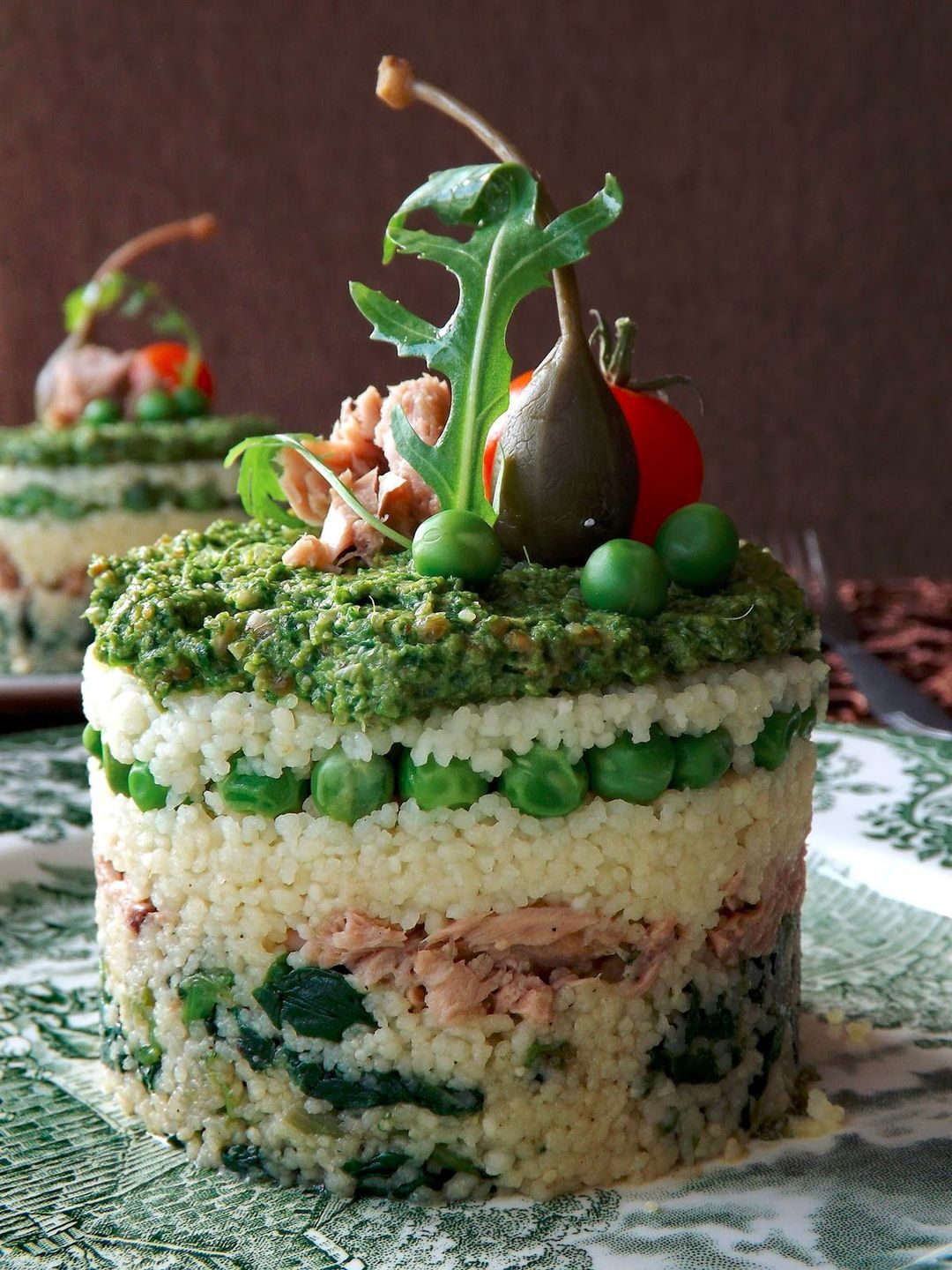 Torcik z kaszy kuskus ze szpinakiem, tuńczykiem, groszkiem i pesto