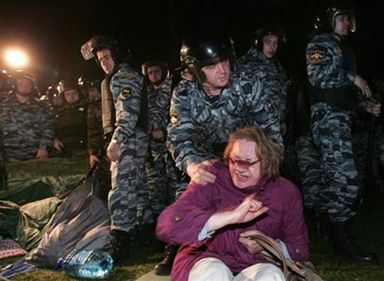 Protest oszukanych przez firmy mieszkaniowe rozpędzono w Moskwie