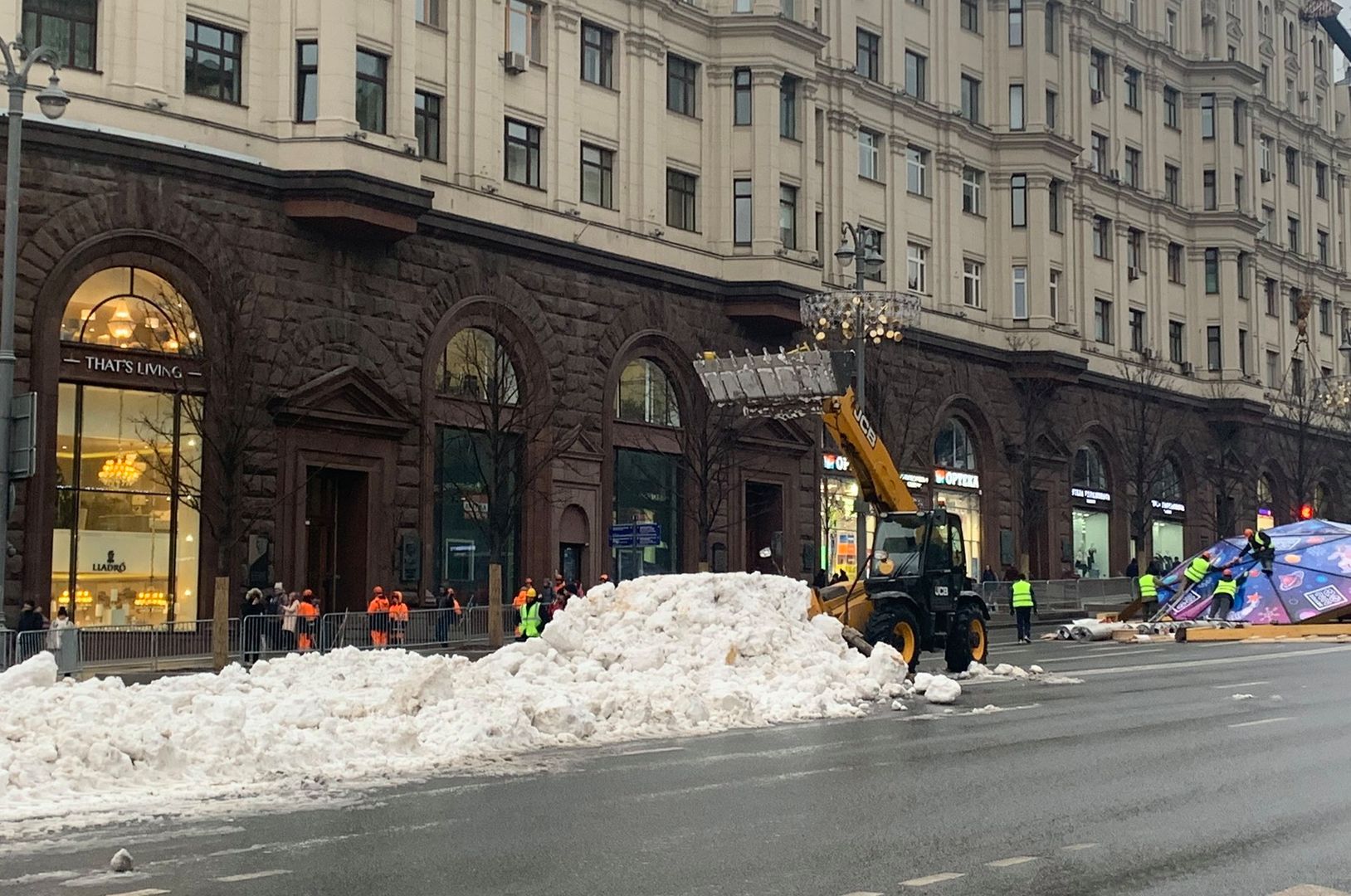 Rosja. Na główne ulice Moskwy przywieziono sztuczny śnieg