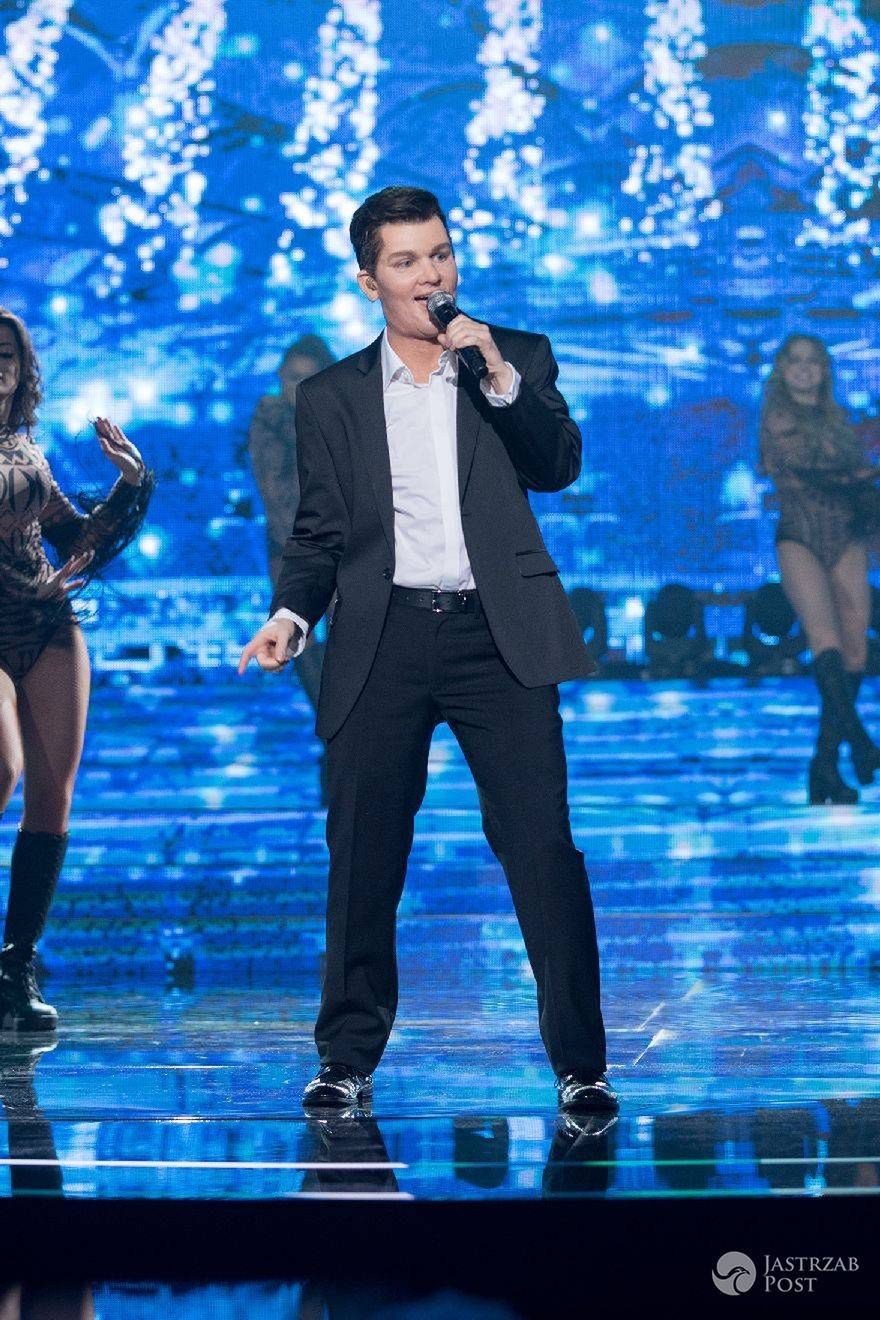 Kasia Popowska jako Zenek Martyniuk Przez Twe oczy zielone - Twoja Twarz Brzmi Znajomo 2017