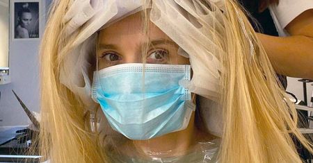 Joana Koroniewska zaszalała u fryzjera w czasie pandemii. Efekty zaprezentowała na domówce