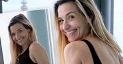 Joanna Koroniewska w stroju kąpielowym pręży się na basenie. Jakie ona ma ciało!