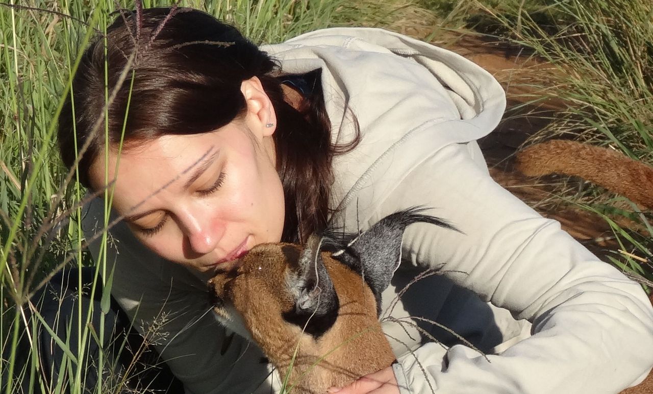 Polska doktor Dolittle. Przytula się do lwów, spaceruje z wężami boa