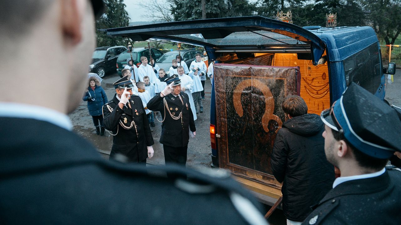 Matka Boska, najważniejszy gość we wsi. Mieszkańcy czekali czterdzieści lat 