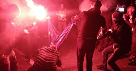 Młodzież Wszechpolska spaliła flagę UE. "Precz z Unią Europejską!"