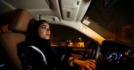 Kobiety w Arabii Saudyjskiej mogą prowadzić samochody. Jednak nadal muszą mieć "opiekunów"
