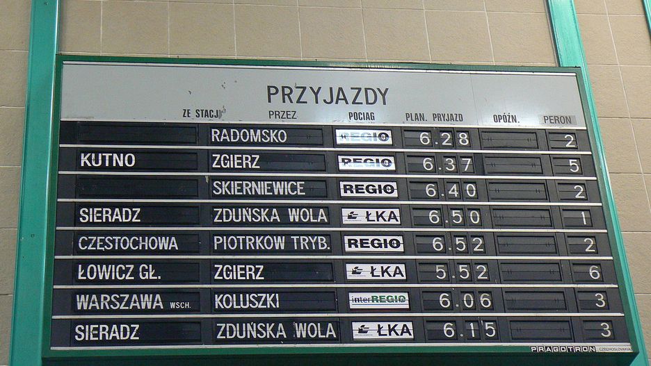 Tablica przyjazdów firmy Pragotron w hali dworcowej