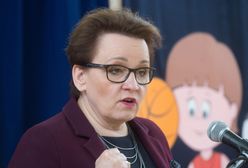 Szefowa MEN odwiedza szkołę integracyjną. Jej limuzyna stanęła na miejscu dla niepełnosprawnych