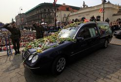 Równo 8 lat temu sprowadzono ciało Marii Kaczyńskiej. Ludzie rzucali kwiatami