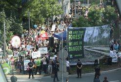 Obrońcy Puszczy i zwolennicy Szyszki stanęli naprzeciw siebie. Protesty w Krakowie