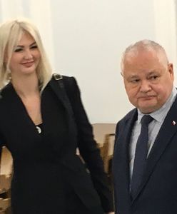 Prezes NBP z wigilijną obstawą. Na opłatkowym spotkaniu PiS pojawiał się z asystentką