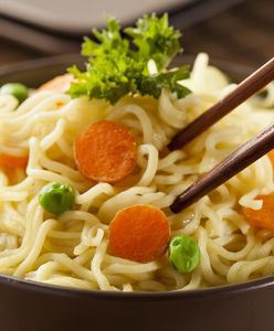Historia zupki chińskiej. Czy faktycznie jest taka niezdrowa?