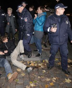 90. miesięcznica smoleńska. Gorąco na Krakowskim Przedmieściu, policja zablokowała zgromadzenie