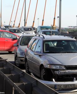 Trasa Siekierkowska. Kolizja 11 samochodów i wyciek substancji ropopochodnej