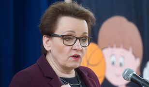 Szefowa MEN odwiedza szkołę integracyjną. Jej limuzyna stanęła na miejscu dla niepełnosprawnych
