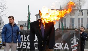 Młodzież Wszechpolska tłumaczy się ze spalenia kukły Petru. "Nie nadawała się do topienia"