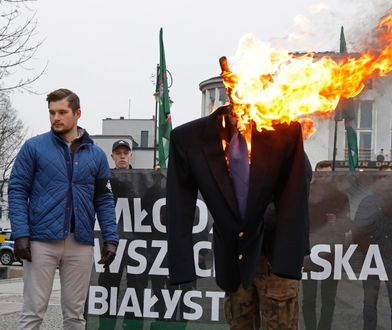 Młodzież Wszechpolska tłumaczy się ze spalenia kukły Petru. "Nie nadawała się do topienia"