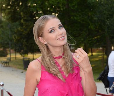 Wiatr odsłonił zgrabne nogi Agnieszki Cegielskiej. Sukienka prawie odfrunęła