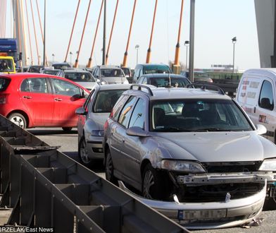 Trasa Siekierkowska. Kolizja 11 samochodów i wyciek substancji ropopochodnej