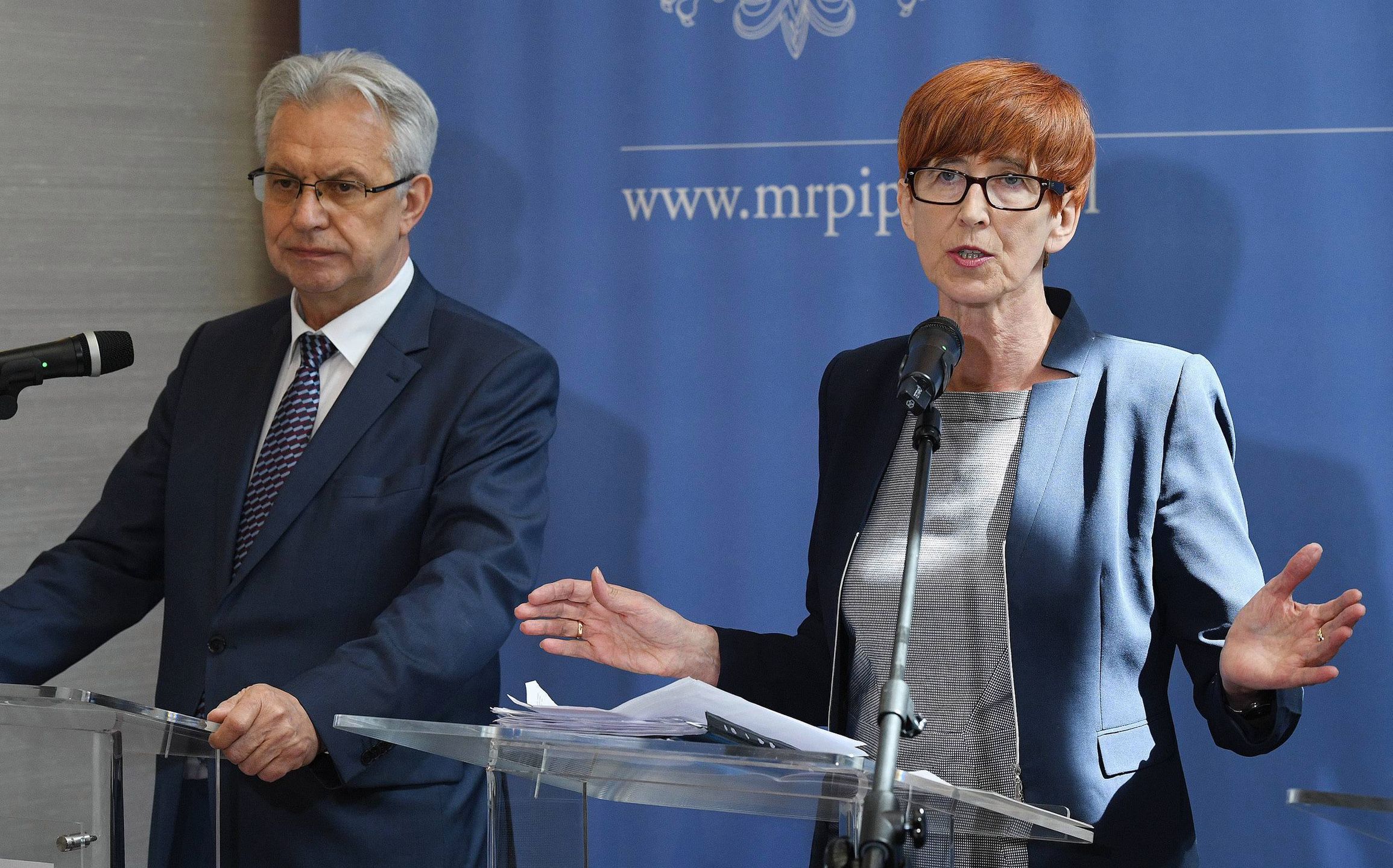 Minister rodziny, pracy i polityki społecznej na konferencji prasowej w sobotę 