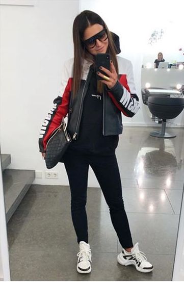 Nogi Anny Lewandowskiej w płaskich butach 