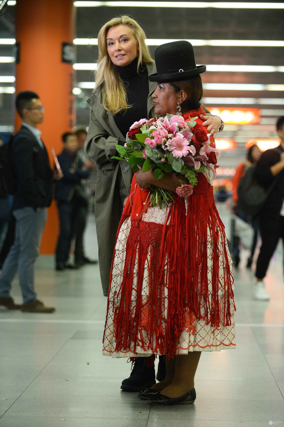 Martyna Wojciechowska i Carmen Rojas na lotnisku