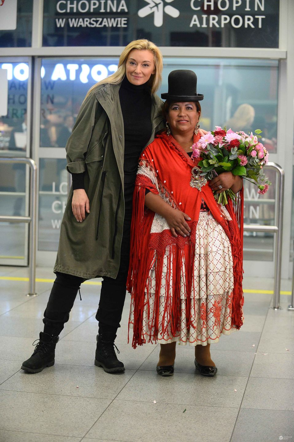 Martyna Wojciechowska i Carmen Rojas na lotnisku