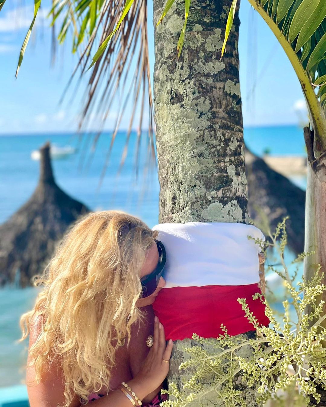 Dagmara Kaźmierska całuje polską flagę. Fot. Instagram