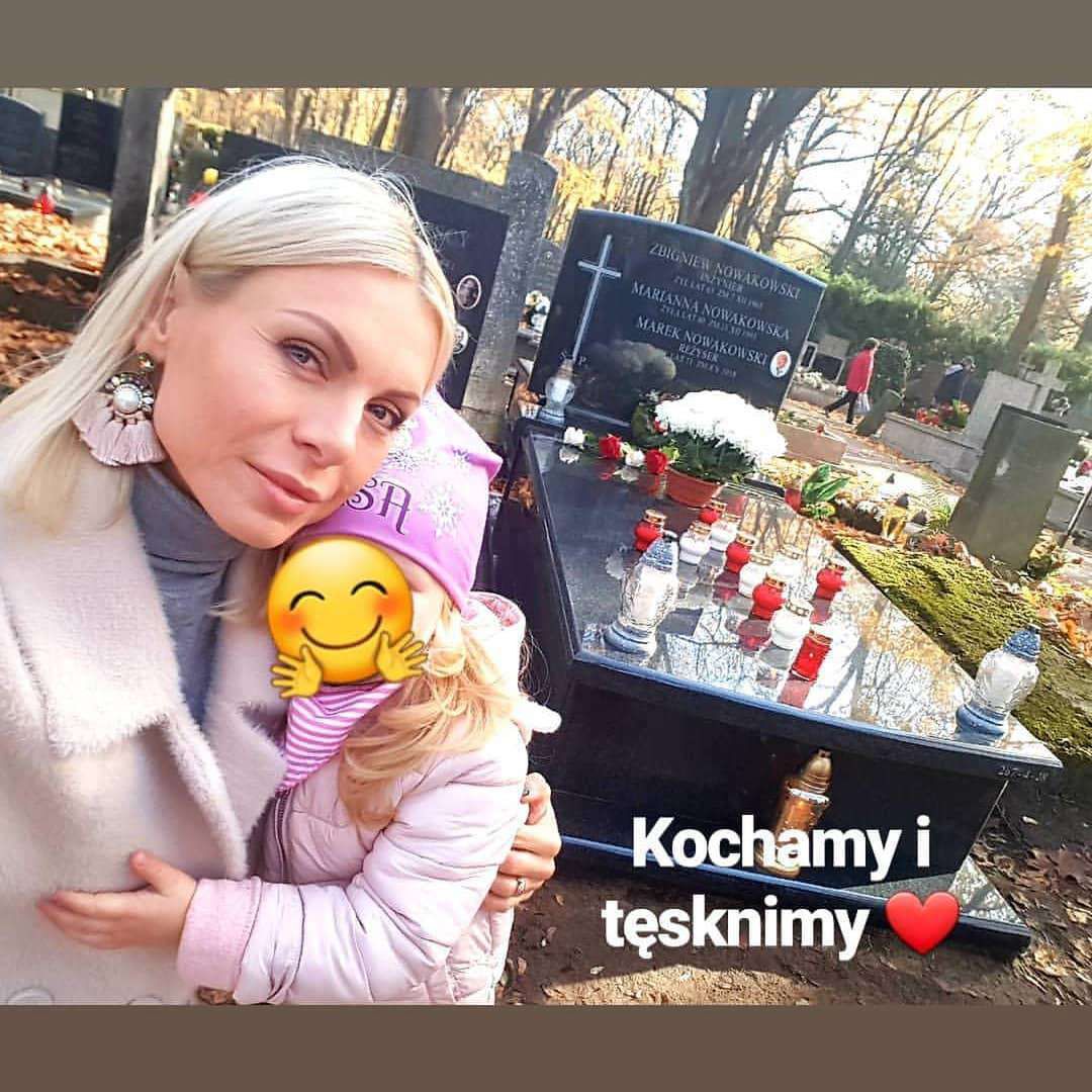 Karolina Nowakowska na tle grobu ojca