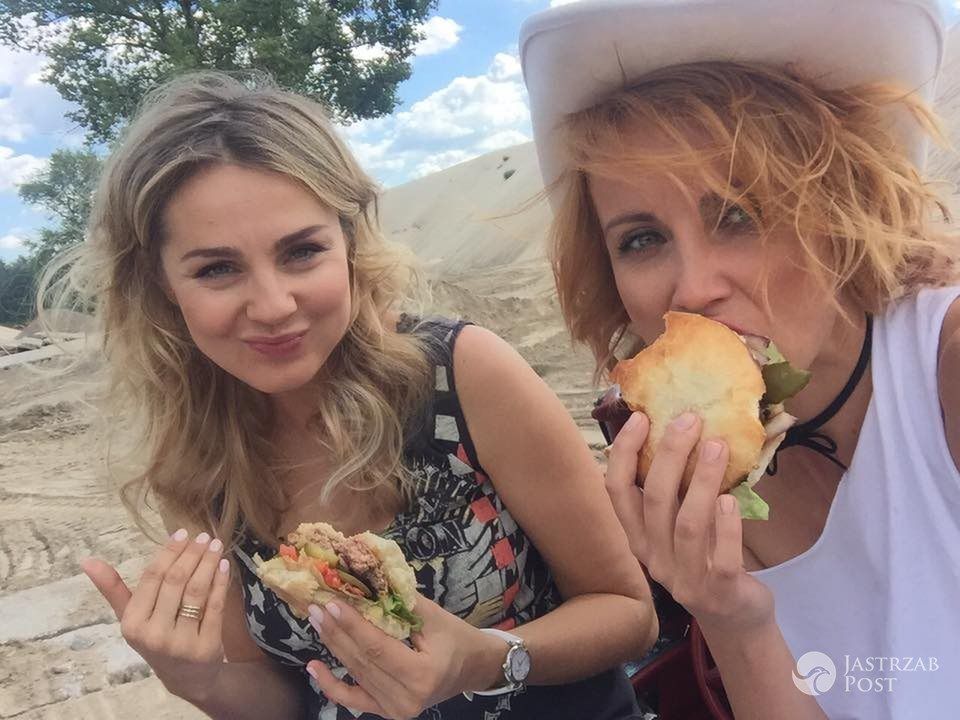 Kasia Zielińska i Małgorzata Socha jedzą hamburgery