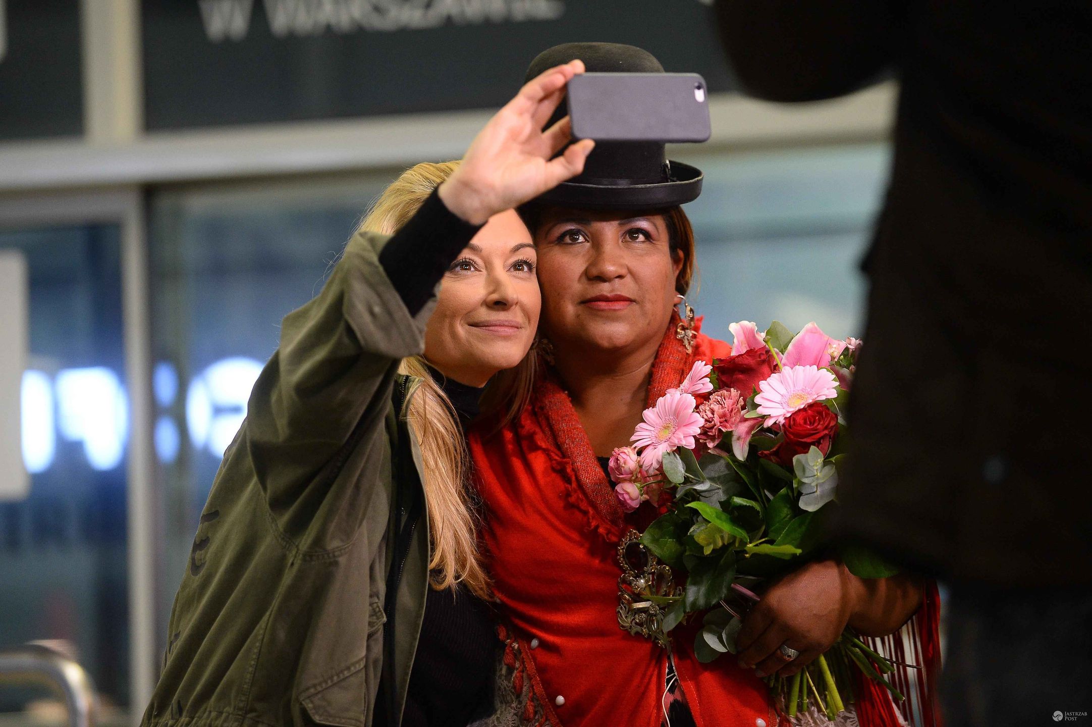 Martyna Wojciechowska i Carmen Rojas na lotnisku