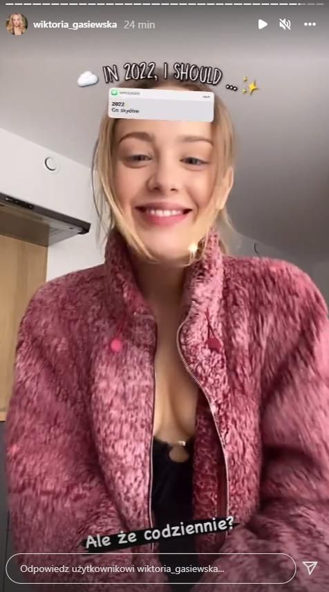 Wiktoria Gąsiewska eksponuje dekolt