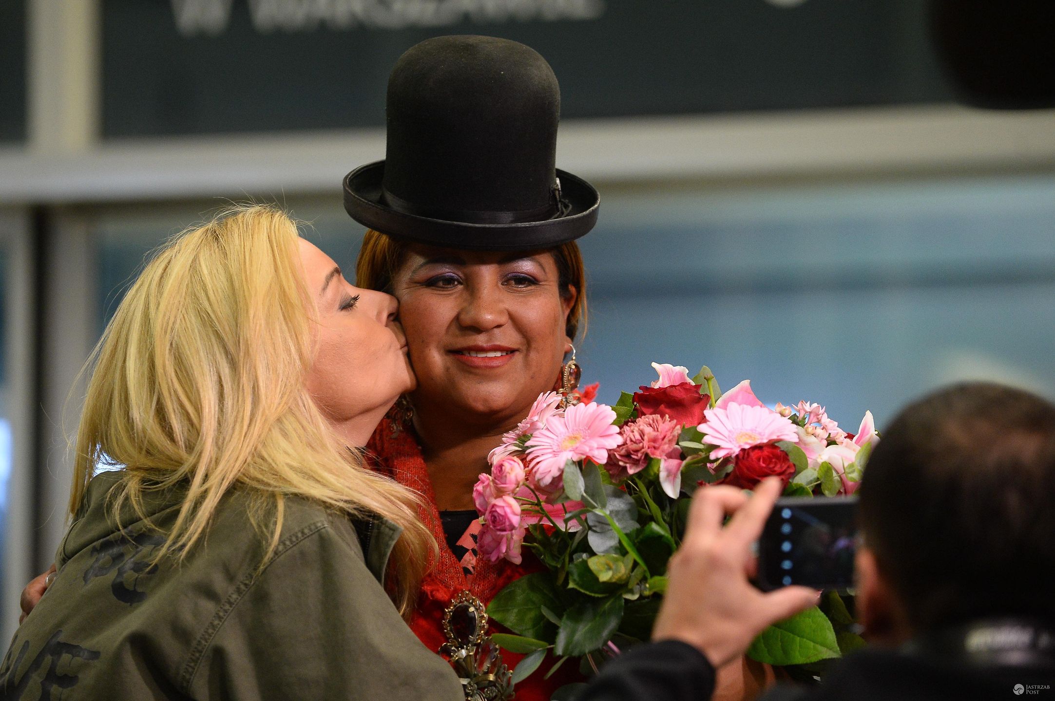 Martyna Wojciechowska i Carmen Rojas na lotnisku