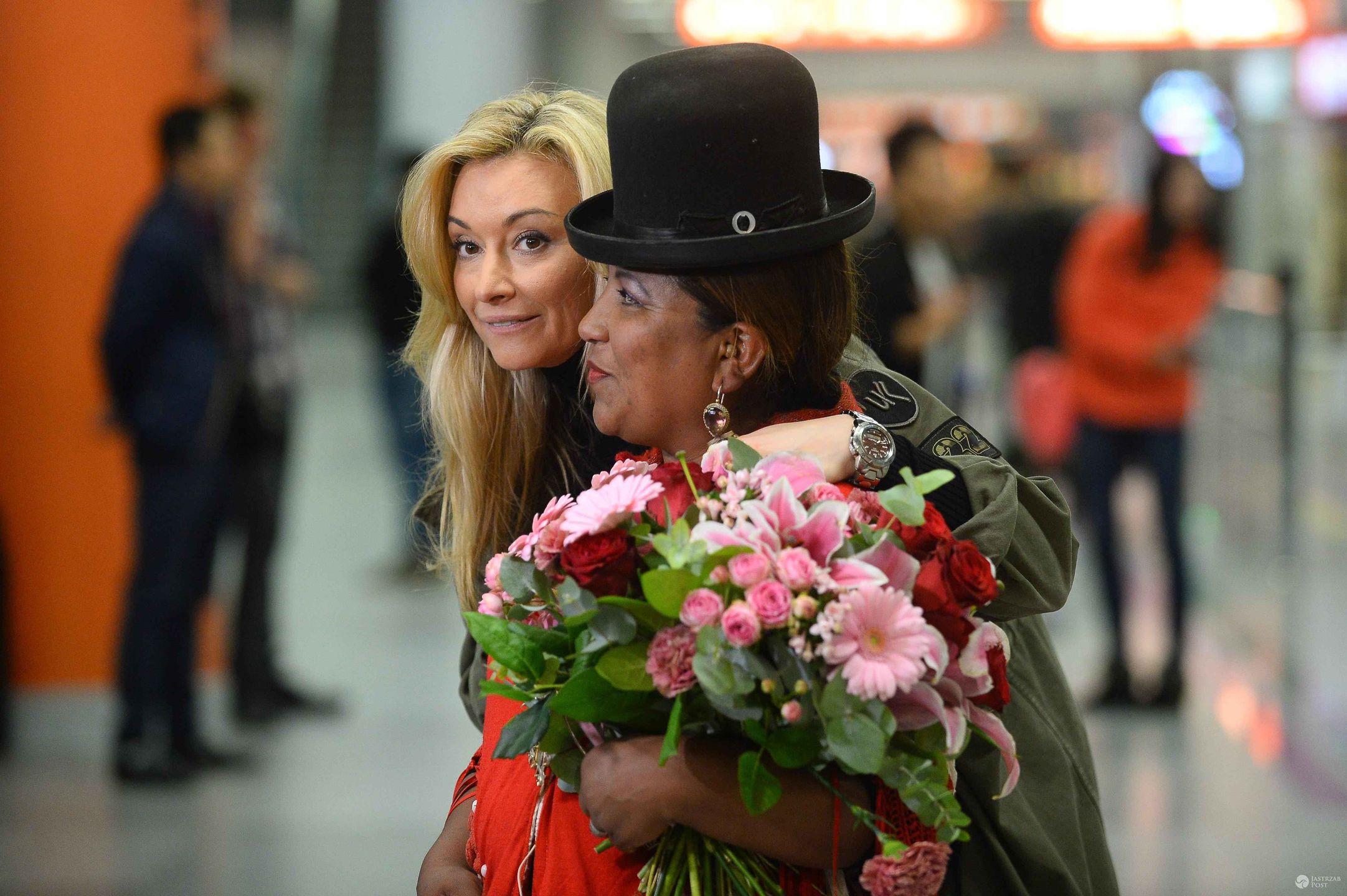 Martyna Wojciechowska i Carmen Rojas na lotnisku