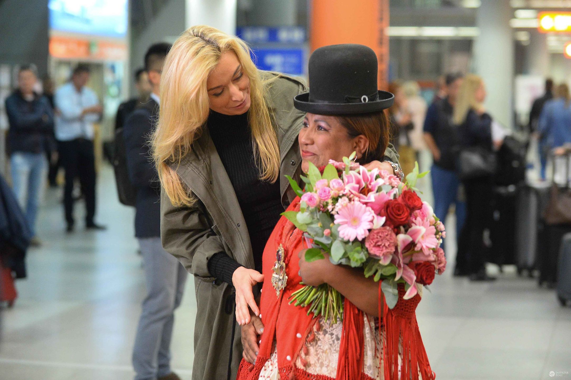 Martyna Wojciechowska i Carmen Rojas na lotnisku